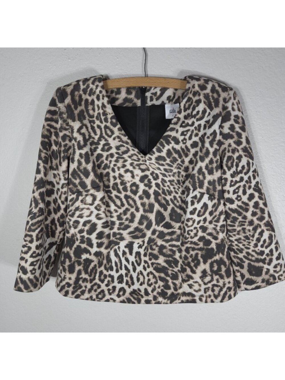 Cabi Sophia Top Leopard Print V-Neck Size S Shoulder Pads 3/4 Sleeve Zip Back